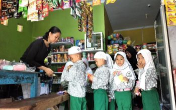 Melaui Gerakan Belanja di Warung Tetangga, TK Muslimat NU Gondang Kenalkan Proses Jual Beli pada Anak