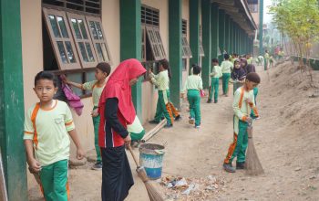 Sebulan Sekali, Yayasan Gondang Adakan Kebersihan Lingkungan Sekolah